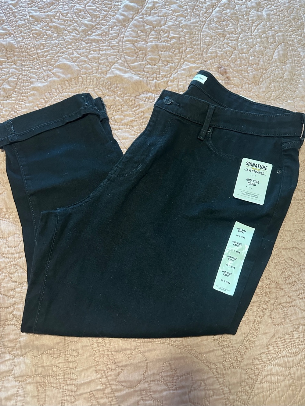 Signature Levi's mid rise capri